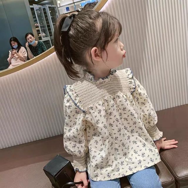 キッズシャツ　花柄トップス　バルーン袖　シャーリング　女の子服110 キッズ/ベビー/マタニティのキッズ服女の子用(90cm~)(Tシャツ/カットソー)の商品写真