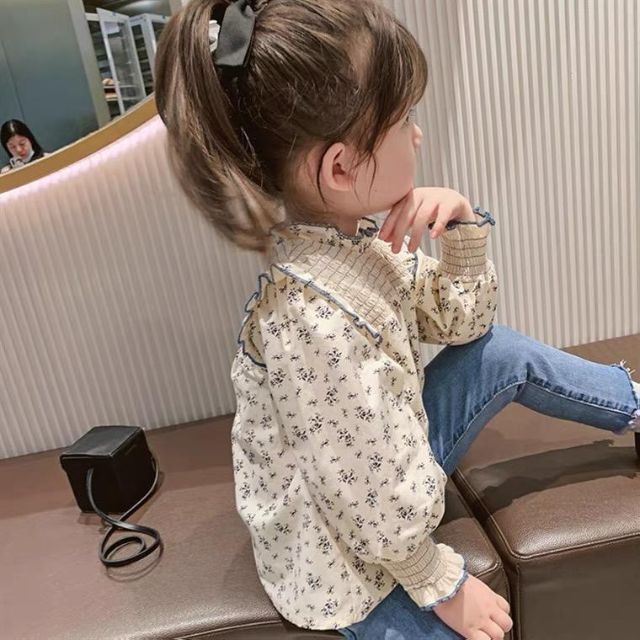 キッズシャツ　花柄トップス　バルーン袖　シャーリング　女の子服110 キッズ/ベビー/マタニティのキッズ服女の子用(90cm~)(Tシャツ/カットソー)の商品写真