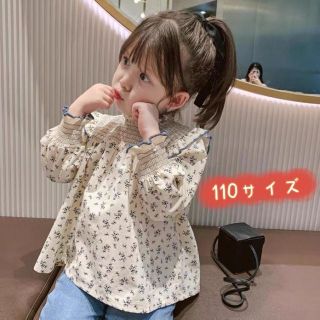 キッズシャツ　花柄トップス　バルーン袖　シャーリング　女の子服110(Tシャツ/カットソー)