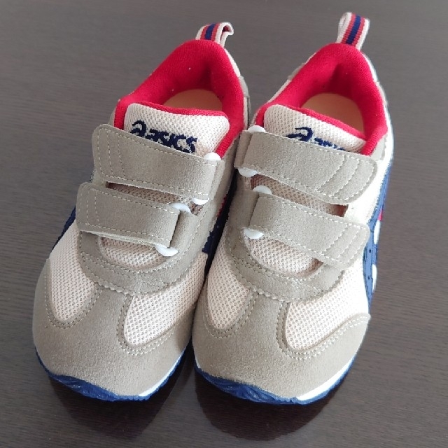 asics(アシックス)のけいのお母さん様専用asics IDAHO MINI 3 TUM186-0550 キッズ/ベビー/マタニティのキッズ靴/シューズ(15cm~)(スニーカー)の商品写真