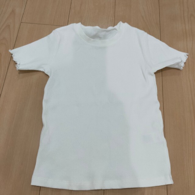 GU(ジーユー)のGU半袖カットソー140 キッズ/ベビー/マタニティのキッズ服女の子用(90cm~)(Tシャツ/カットソー)の商品写真