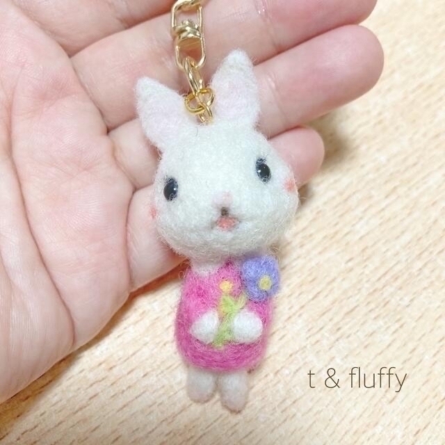 SOLD】みつめるピンクのうさぎちゃん 羊毛フェルトキーホルダー 最新最