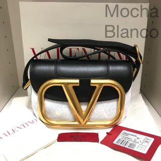 ヴァレンティノ(VALENTINO)の【美品】Valentino SuperVEE クロスボディー バッグ ブラック(ショルダーバッグ)