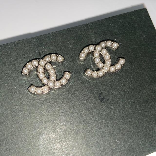 CHANEL ボタンピアス シルバーパール レディースのアクセサリー(ピアス)の商品写真