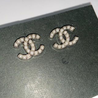 CHANEL ボタンピアス シルバーパール(ピアス)