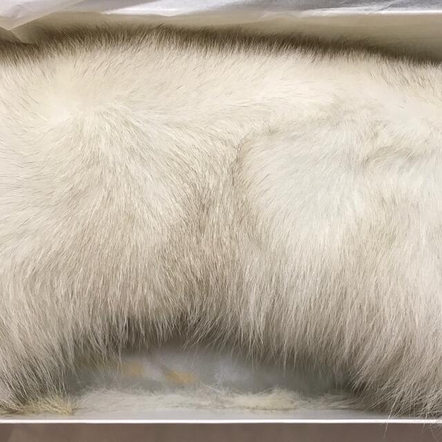 白い狐の毛皮の襟巻