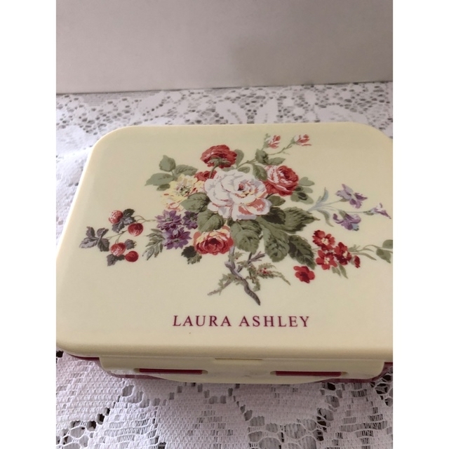 LAURA ASHLEY(ローラアシュレイ)の『専用』LAURA ASHLEYのタッパー&お弁当箱２点(used品) インテリア/住まい/日用品のキッチン/食器(容器)の商品写真