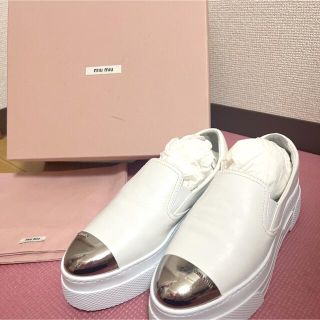 ミュウミュウ(miumiu)の美品 MiuMiu スリッポン 本革 スニーカー 35.5 ホワイト 白 メタル(スニーカー)