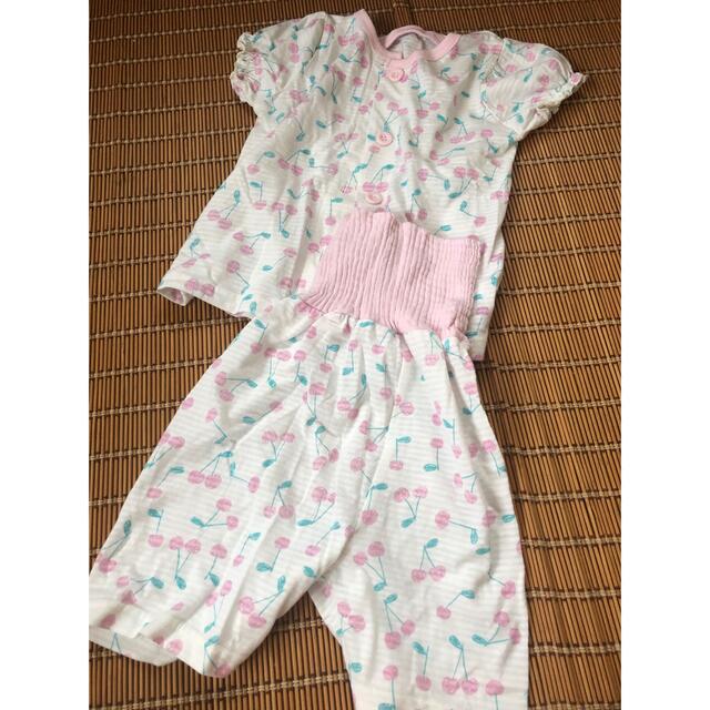 さくらんぼ柄　女の子パジャマ　90 キッズ/ベビー/マタニティのキッズ服女の子用(90cm~)(パジャマ)の商品写真