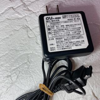 エーユー(au)のau共通充電アダプター02 商品コード0203PQA PSEマークあり純正品　(バッテリー/充電器)