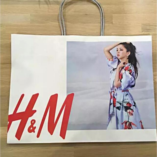 安室奈美恵　H&M コラボ　ショップバック　夏 エンタメ/ホビーのタレントグッズ(ミュージシャン)の商品写真