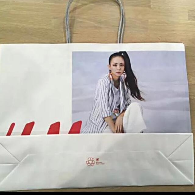 安室奈美恵　H&M コラボ　ショップバック　夏 エンタメ/ホビーのタレントグッズ(ミュージシャン)の商品写真