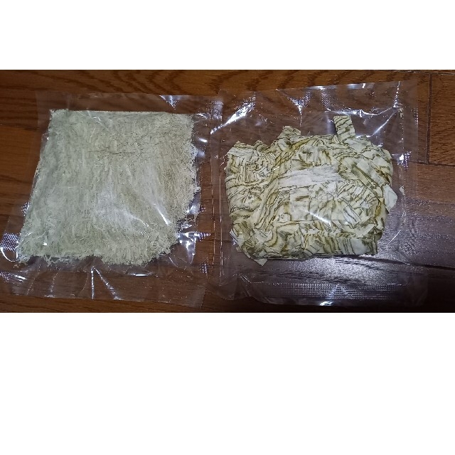 ピンクローズ様専用とろろとおぼろ昆布黒とろろとおむすび昆布 食品/飲料/酒の加工食品(乾物)の商品写真