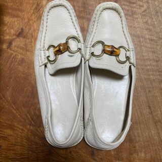 グッチ(Gucci)のグッチ　36.5 23cm ホワイト　ローファー(ローファー/革靴)