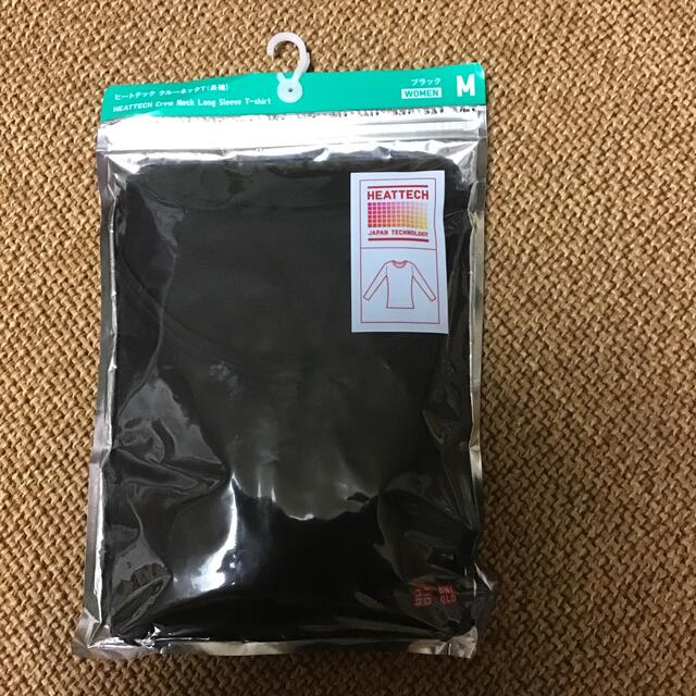 UNIQLO(ユニクロ)の【新品未使用】ユニクロ　ヒートテック　クルーネックT（長袖）黒 レディースの下着/アンダーウェア(アンダーシャツ/防寒インナー)の商品写真