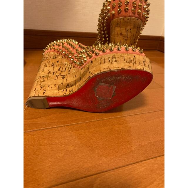 Christian Louboutin(クリスチャンルブタン)のクリスチャンルブタン　スタッズ　ウエッジソール　ピンク レディースの靴/シューズ(ハイヒール/パンプス)の商品写真