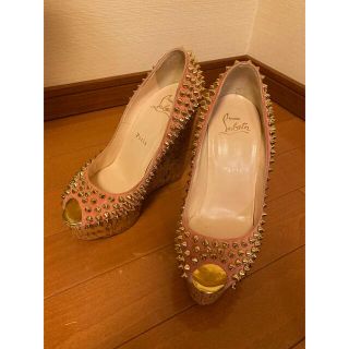 クリスチャンルブタン(Christian Louboutin)のクリスチャンルブタン　スタッズ　ウエッジソール　ピンク(ハイヒール/パンプス)