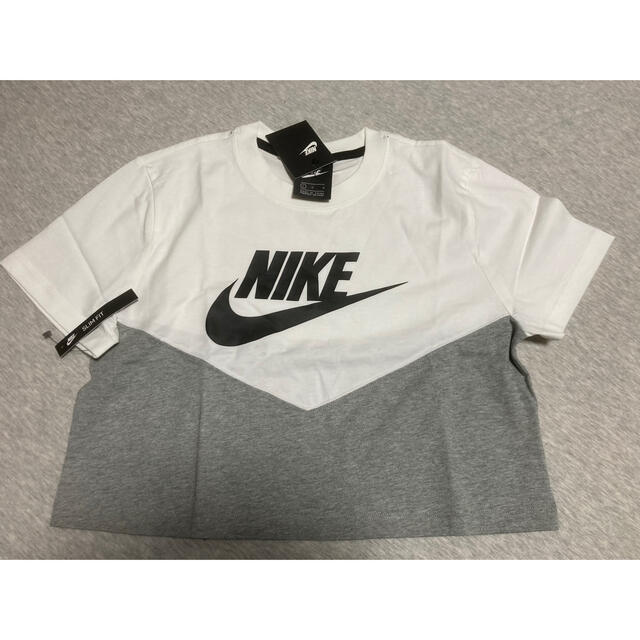 NIKE(ナイキ)のNIKE　Tシャツ　新品 レディースのトップス(Tシャツ(半袖/袖なし))の商品写真