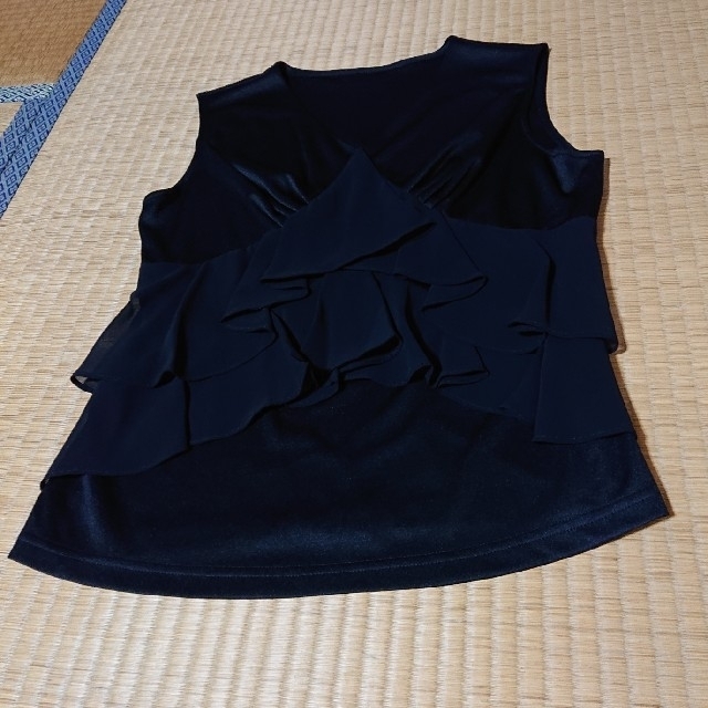 フリル付き黒ノースリーブ レディースのトップス(カットソー(半袖/袖なし))の商品写真