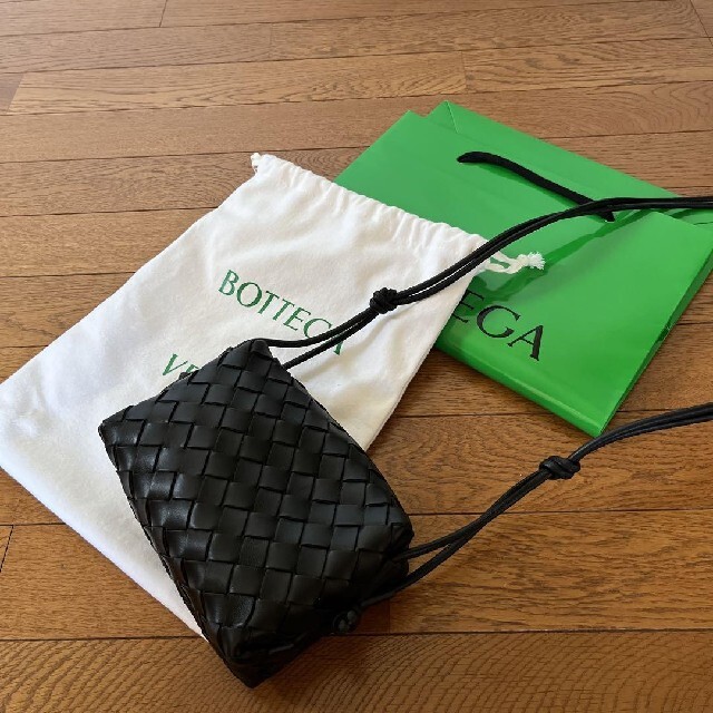 BOTTEGA VENETA ループ イントレチャートレザー