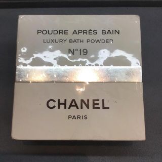 シャネル(CHANEL)の未開封　シャネル　プードゥル　アプレ　バン　ラグジュアリーバスパウダー　N゜19(ボディパウダー)