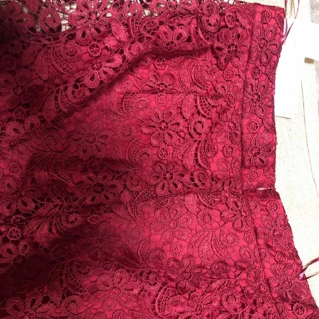 UNIQLO(ユニクロ)のUNIQLOレーススカートＬ　白と赤の二枚セット レディースのスカート(ひざ丈スカート)の商品写真