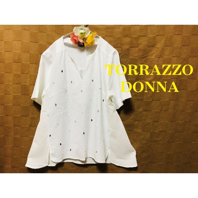 TORRAZZO DONNA(トラッゾドンナ)のTORRAZZO DONNA ビジュー異素材前後差ラウンドヘム落ち感ゆったりＰＯ レディースのトップス(カットソー(半袖/袖なし))の商品写真