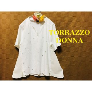 トラッゾドンナ(TORRAZZO DONNA)のTORRAZZO DONNA ビジュー異素材前後差ラウンドヘム落ち感ゆったりＰＯ(カットソー(半袖/袖なし))