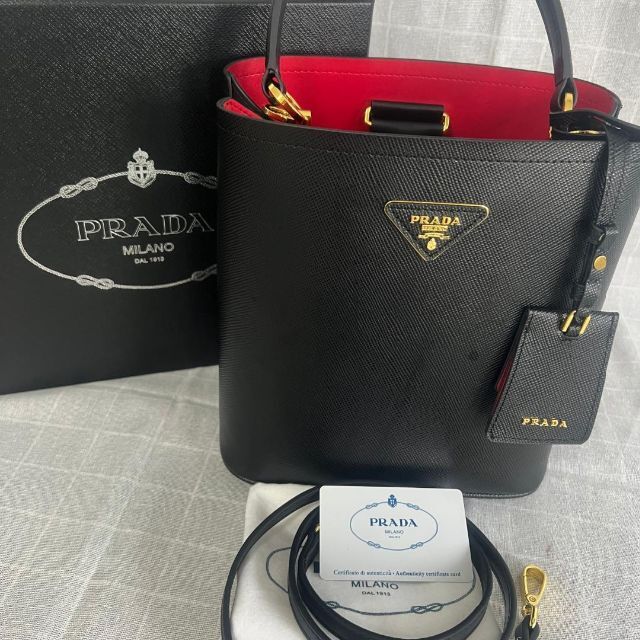 ⭐️ PRADAプラダ パニエ サフィアーノレザーバッグ brad-stone.com