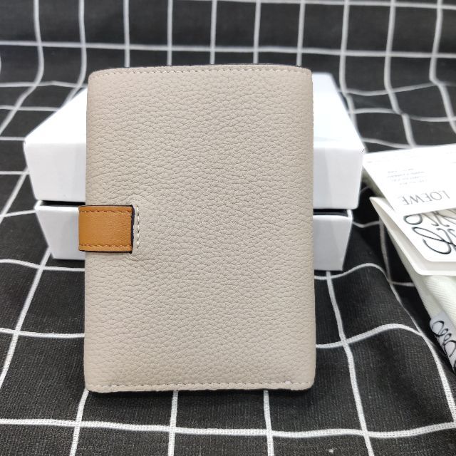 LOEWE スモールバーティカルウォレット ライトオーツ | eloit.com