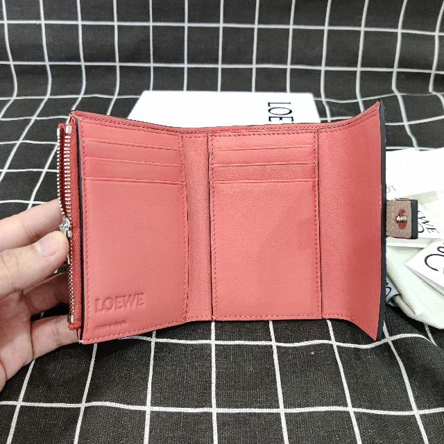 LOEWE スモールバーティカルウォレット ライトオーツ | eloit.com