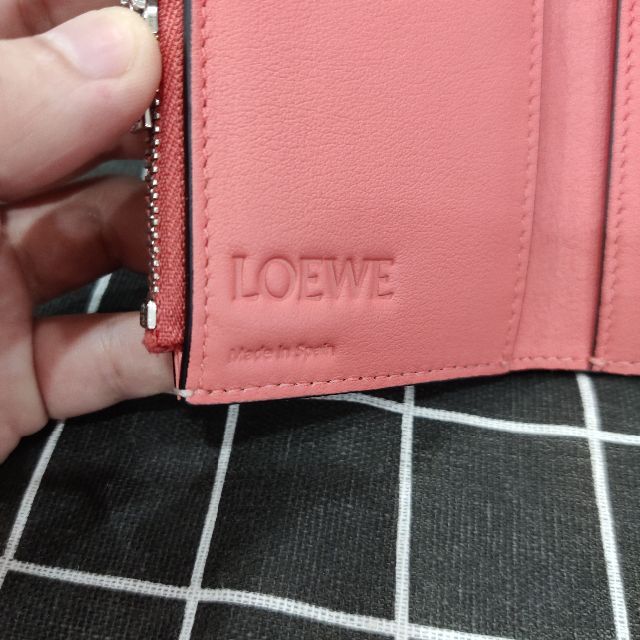 LOEWE スモールバーティカルウォレット ライトオーツ | eloit.com