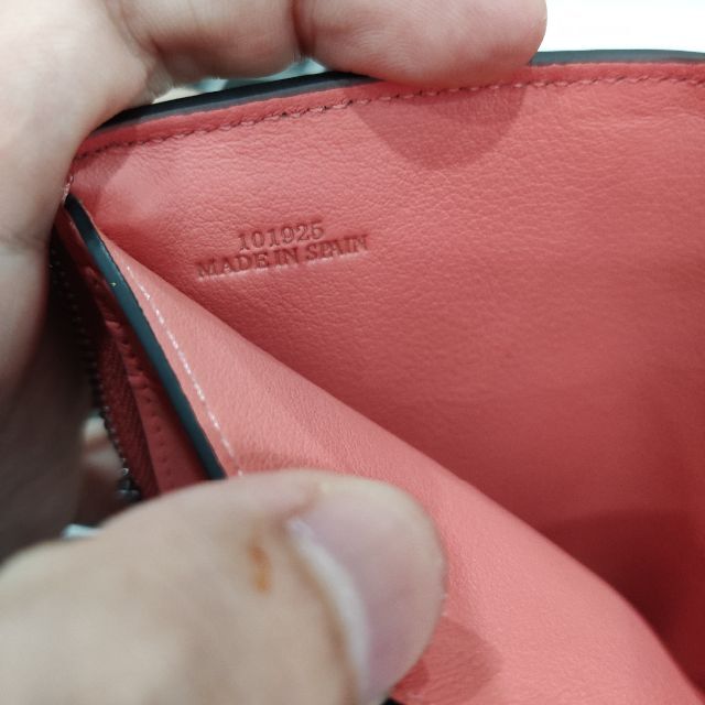 LOEWE スモールバーティカルウォレット ライトオーツ | eloit.com