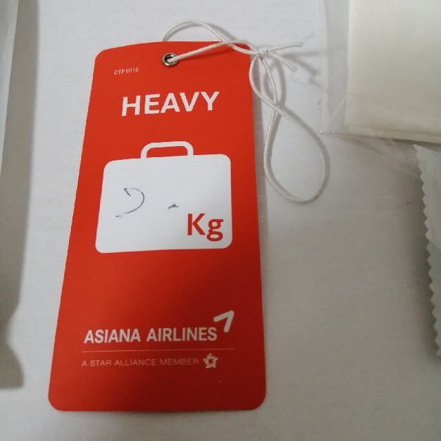 非売品♪アシアナ航空　機内食食べ方説明、歯ブラシ、HEAVY 札　紙ナプキン エンタメ/ホビーのテーブルゲーム/ホビー(航空機)の商品写真