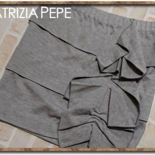 パトリツィアペペ(PATRIZIA PEPE)のパトリツィアぺぺ　フリル付きカットスカート　グレー(ミニスカート)