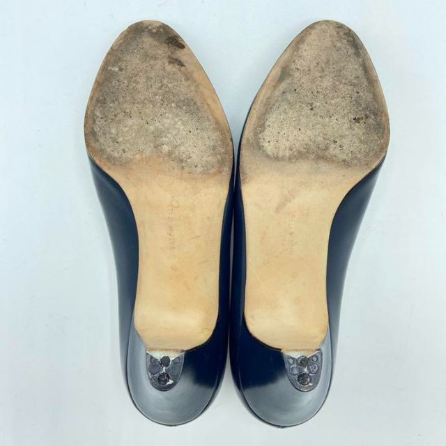 Salvatore Ferragamo(サルヴァトーレフェラガモ)のフェラガモ パンプス 21.5 紺 レザー 金 金具 レディース 靴 レディースの靴/シューズ(ハイヒール/パンプス)の商品写真