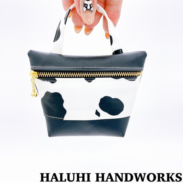 再販3 牛柄×ブラック　ぷっくりミニミニポーチ ハンドメイドのファッション小物(ポーチ)の商品写真