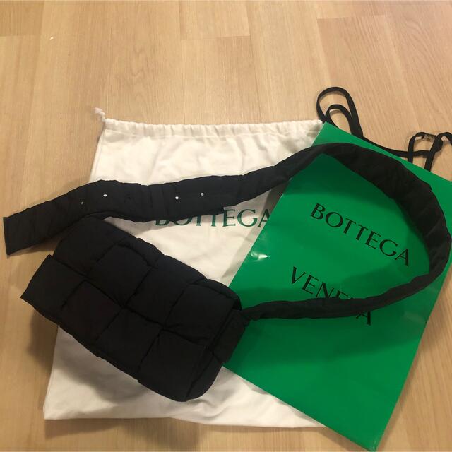 Bottega Veneta(ボッテガヴェネタ)のボッテガヴェネタ パデッド テック ナイロン カセット ショルダーバッグ 正規品 メンズのバッグ(ショルダーバッグ)の商品写真