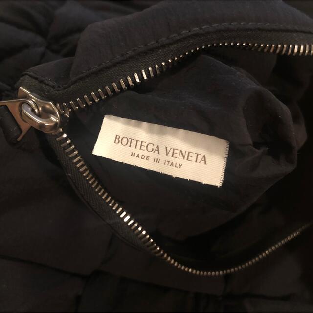 Bottega Veneta(ボッテガヴェネタ)のボッテガヴェネタ パデッド テック ナイロン カセット ショルダーバッグ 正規品 メンズのバッグ(ショルダーバッグ)の商品写真