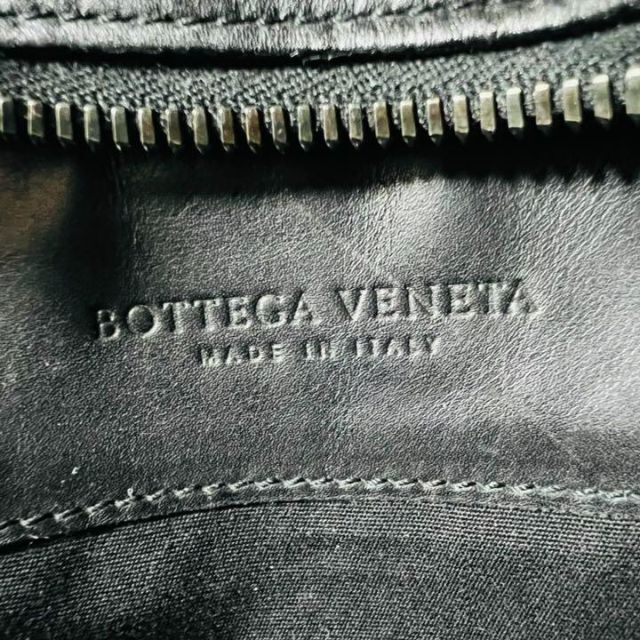 Bottega Veneta(ボッテガヴェネタ)の美品！ボッテガヴェネタ イントレチャート ボディバッグ ブラック メンズのバッグ(ボディーバッグ)の商品写真