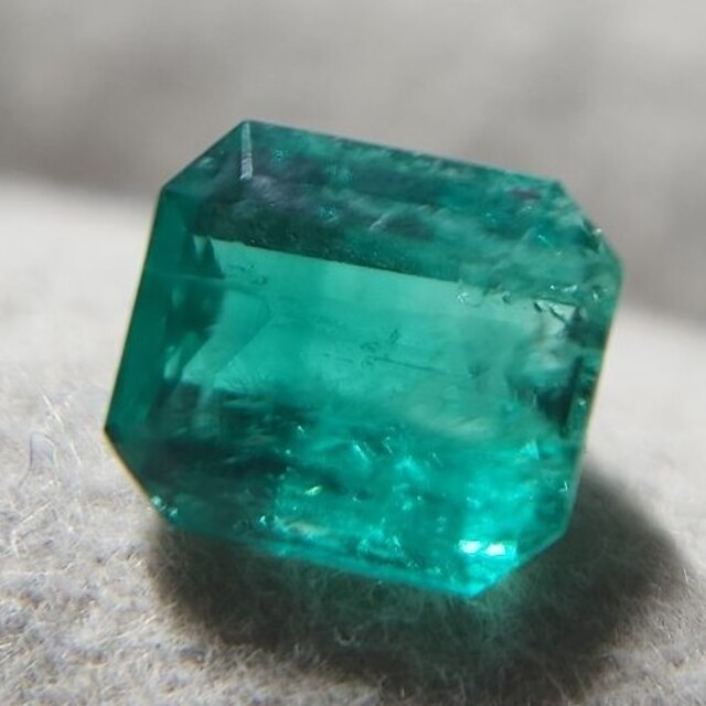 高品質!レア 天然蛍光エメラルドルース 0.888ct-