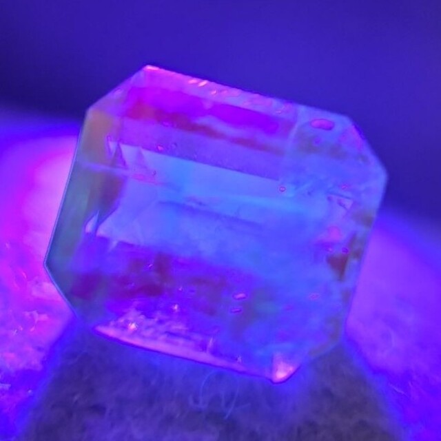 レア 天然蛍光エメラルドルース 0.888ct | clinicamedicacma.com.br