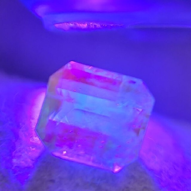 レア 天然蛍光エメラルドルース 0.888ct | svetinikole.gov.mk