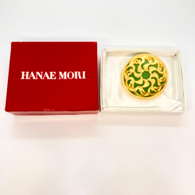 HANAE MORI(ハナエモリ)のハナエモリ グリーン×ゴールドデザインブローチ レディースのアクセサリー(ブローチ/コサージュ)の商品写真