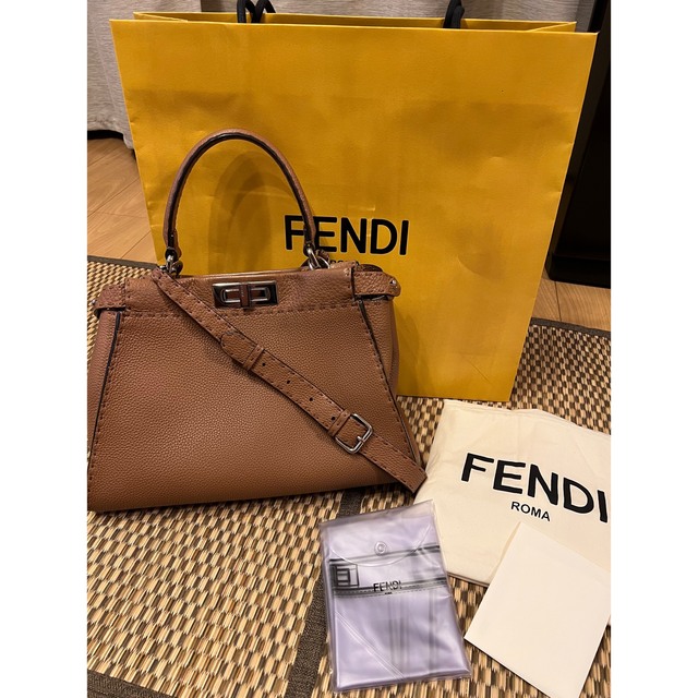 FENDI(フェンディ)のFENDI ピーカーブー　キャメル　ミディアム レディースのバッグ(ハンドバッグ)の商品写真