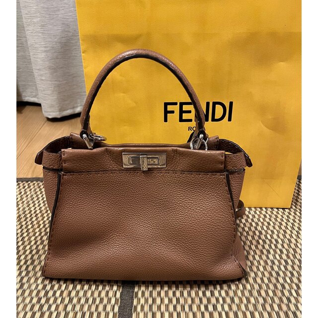 FENDI(フェンディ)のFENDI ピーカーブー　キャメル　ミディアム レディースのバッグ(ハンドバッグ)の商品写真