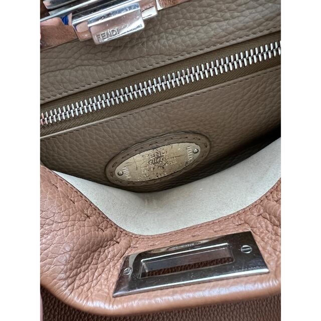 FENDI(フェンディ)のFENDI ピーカーブー　キャメル　ミディアム レディースのバッグ(ハンドバッグ)の商品写真