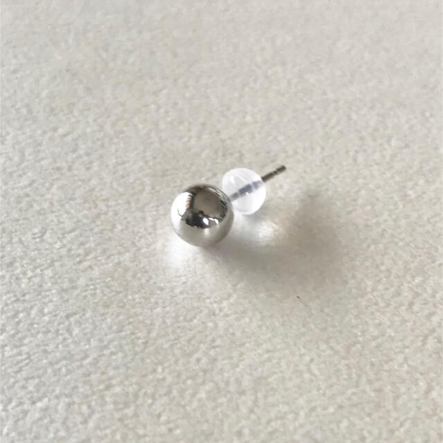 プラチナピアス  片耳ピアス  6mm pt900  シリコンキャッチ付き メンズのアクセサリー(ピアス(片耳用))の商品写真