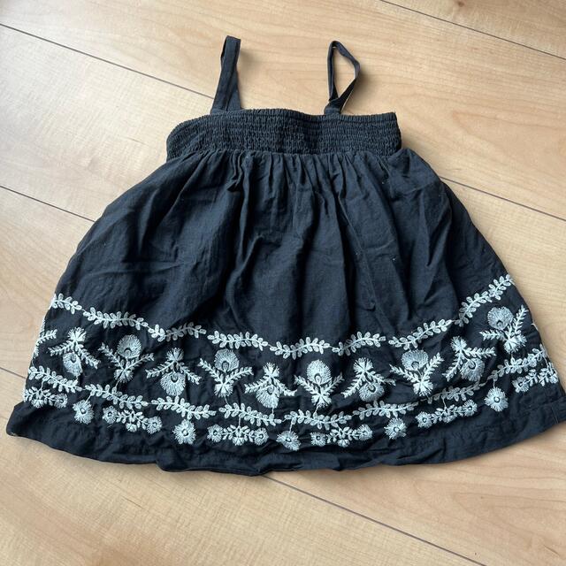 babyGAP(ベビーギャップ)のBABYGAP 刺繍ワンピース　12-18M キッズ/ベビー/マタニティのベビー服(~85cm)(ワンピース)の商品写真