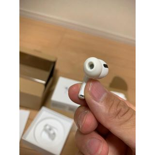 アップル(Apple)のAirPods プロ　エアーポッズ　Pro右耳のみ　R片耳　ノイズ音入ります(ヘッドフォン/イヤフォン)